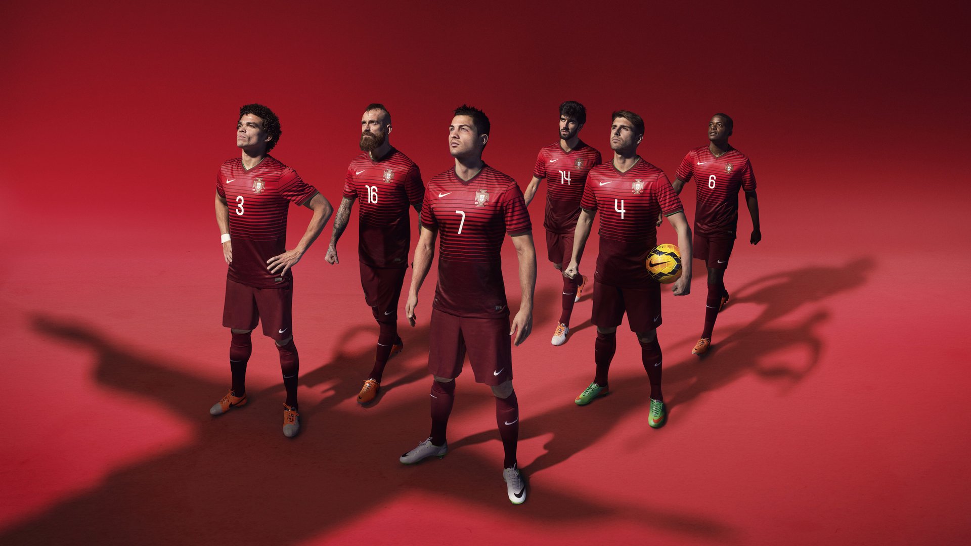 自然野外：山地、多林地中的极限网球挑战